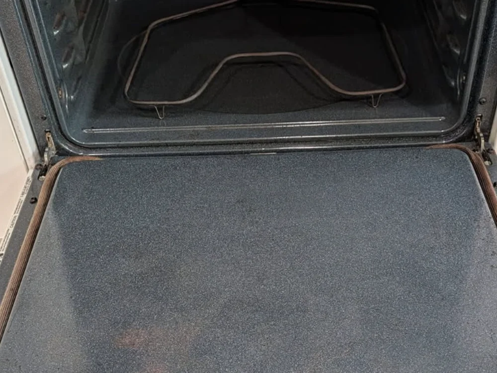 The same oven back to clean enamel after Diane’s deep clean